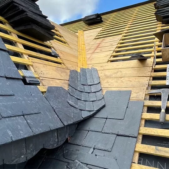 Couvreur au travail à Carquefou