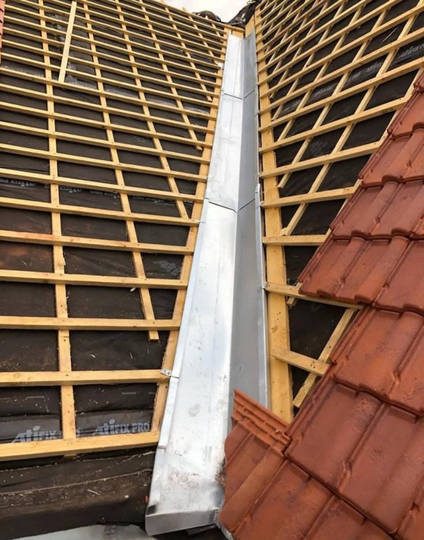 Couvreur zingueur effectuant des travaux de zinguerie sur mesure à Carquefou